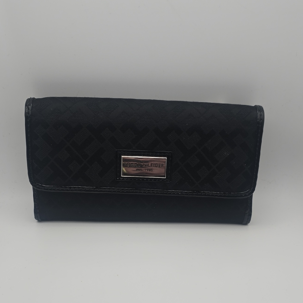 Tommy Hilfiger Black TH Mono W/ Silver Hardware Long Snap Wallet (EUC)🩶🖤🩶